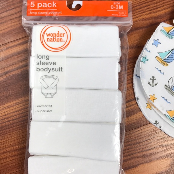 Newborn baby bundle. Includes onesies and bibs - Picture 2 of 3